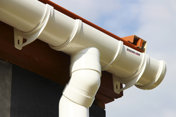 Пласт. водосток Классика белый (RAL 9003)_обработано_с лого_750х500