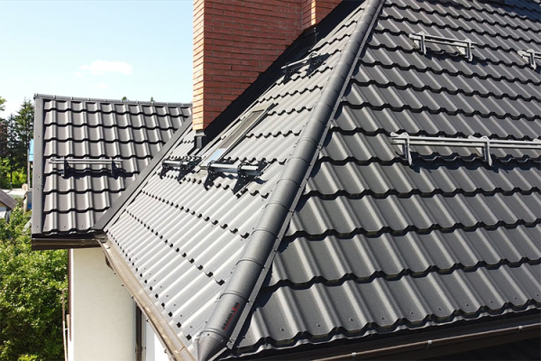 металлочерепица_Kvinta Plus_Velur_9005_снегозадержатели трубчатые GL_9005